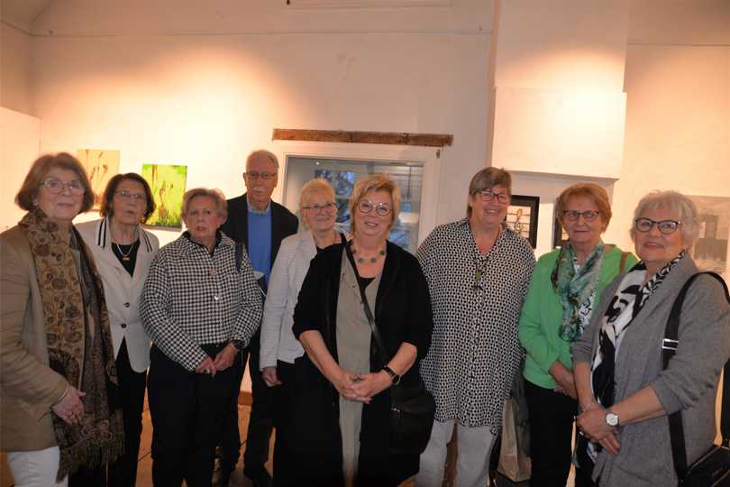 Die Künstlerinnen des „SpeicherMalkreises Dörenthe“ dankten Bernhard Kötter und dem Förderverein Schultenhof Mettingen, dass sie ihre Ausstellung im Kunstspeicher zeigen dürfen.