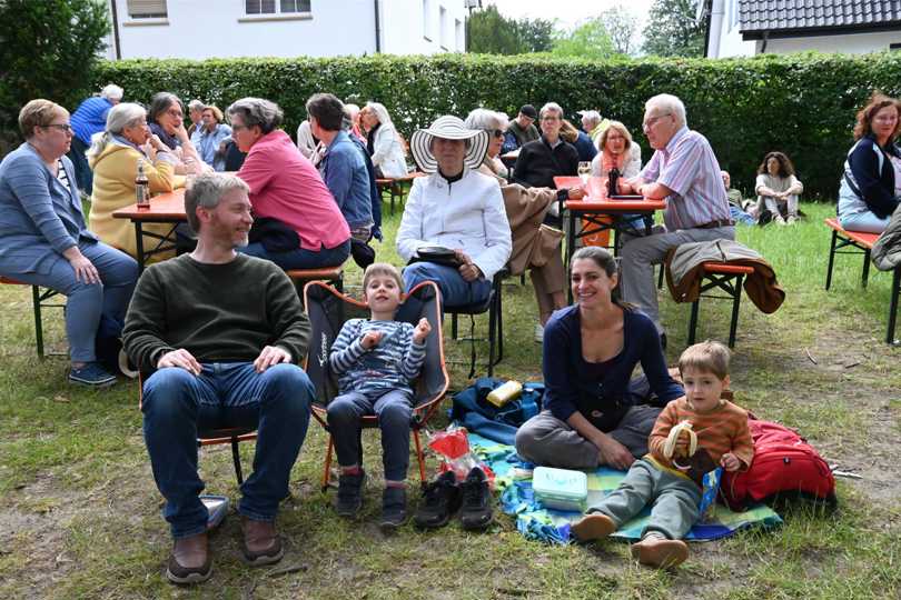 Große und kleine Besucher genossen das Picknick-Konzert mit der Folkband Glin Amar am Schultenhof.