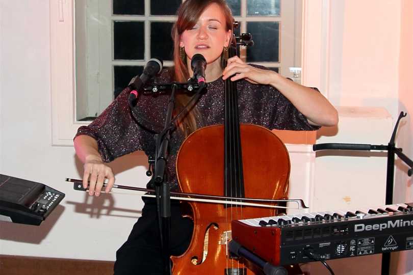 Rabea (Bollmann) gab ein Konzert im Mettinger Schultenhof. Ein Cello und zahlreiche elektronische Geräte kamen dabei zum Einsatz.