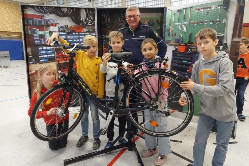 Nur Armleuchter fahren ohne Licht - Lokales | IVZ-Aktuell