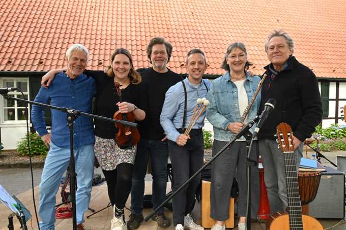 Folk Music aus Europa sangen und spielten Christian Israel, Linda Effertz, Martin Löcherbach, Peter Nagy sowie Jutta und Clemens Lügger (v.l.).