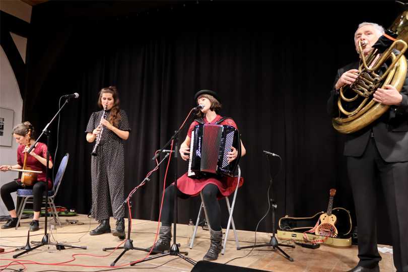 Das Trio Picon und die Geigerin Asal Karimi begeisterten am Freitagabend im Schultenhof die Zuschauer mit jiddischer Musik.