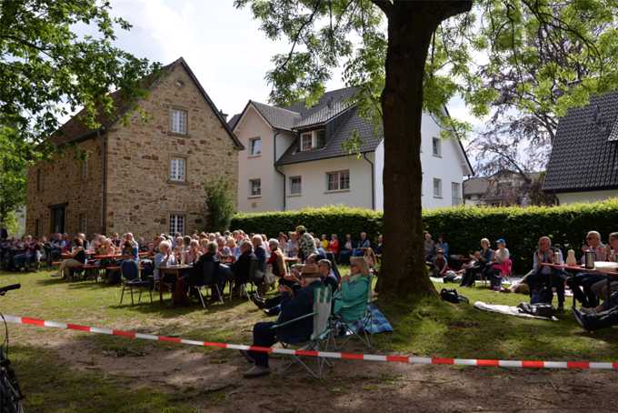 Viele der Zuhörerinnen und Zuhörer waren spontan zum irischen Picknick auf den Schultenhof gekommen.