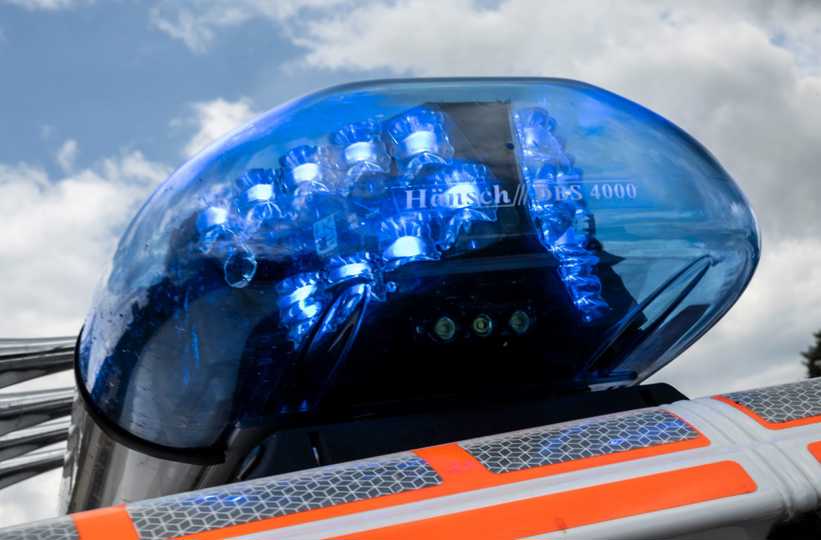 Fahrer wird aus Auto geschleudert und stirbt - Niedersachsen