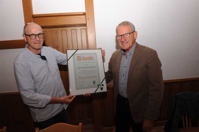 Teuto-Geschäftsführer Reinhard Windoffer (l.) überreichte dem zuvor zum Ehrenvorsitzenden ernannten Josef Schippmann (r.) eine Urkunde. Teuto-Geschäftsführer Reinhard Windoffer (l.) überreichte dem zuvor zum Ehrenvorsitzenden ernannten Josef Schippmann (r.) eine Urkunde.