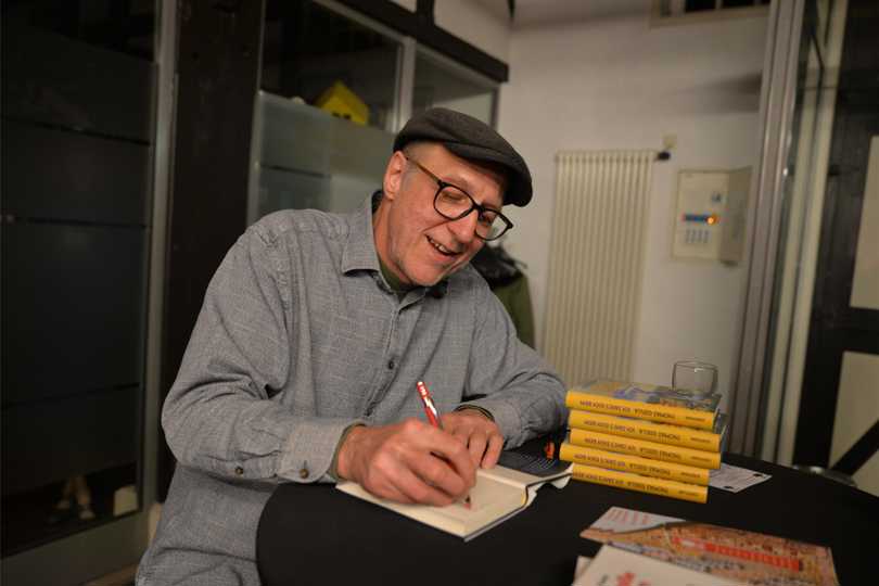 Der Satiriker und Lyriker Thomas Gsella las auf Einladung des Fördervereins Schultenhof in Mettingen. Anschließend signierte er seine Bücher, „zum Beweis, dass ich da war“.