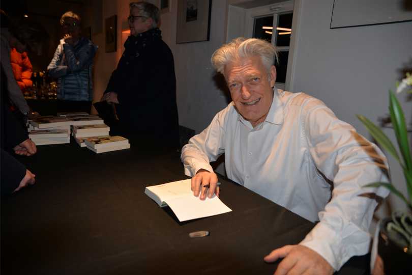 Max Moor war zu Gast im Mettinger Schultenhof und signierte fleißig.