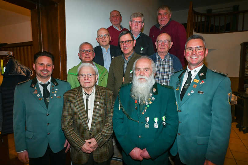 Die Vorsitzenden des BSH Dörenthe, Matthias Beermann (l.) und Jörn Bosse (r.) nahmen Mitgliederehrungen zum überwiegenden Teil in Abwesenheit vor.