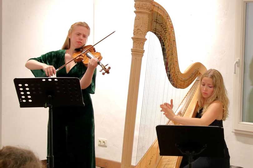Am Freitag konzertierten Mascha Wehrmeyer (Violine) und Lea Maria Löffler (Harfe) des Duos Calanthe im Kulturspeicher auf dem Schultenhof.