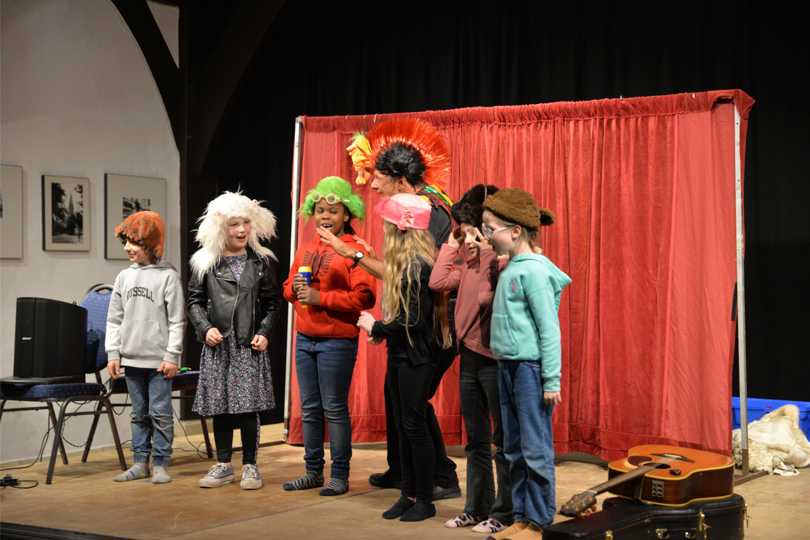 Bei der Siegerehrung standen einige Kids stellvertretend für die Kandidaten auf der Bühne. Das Rennen um die goldene Zwiebel machte „Miss Lämmlein“.