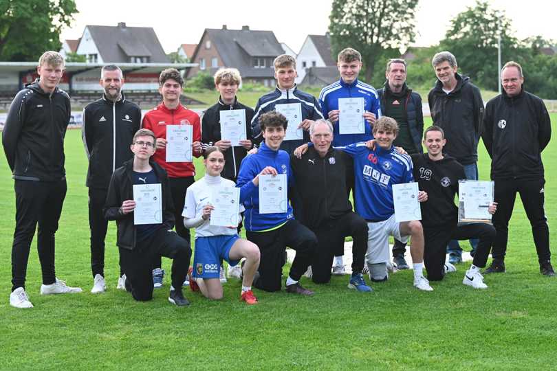 Zehn Schülerinnen und Schüler der Gesamtschule Westerkappeln-Lotte erwarben die Trainer-C-Lizenz. Das Foto zeigt die Absolventen mit Trainern, Prüfern und Lehrern (stehend v.l.): Nils Schmidt, Prüfer Thomas Synowczik, David Dunst, Bjarne Windmann, Paul Schulte, Phil Budke, Sportlehrer Jürgen Övermöhle, Schulleiter Manfred Stalz, Trainer Maik Weßels. Knieend v.l.: Marlon Walter, Angelina Cécile Ahlf, Henry Hagemann, Sportlehrer Axel Kreutzer, Finnegan Windmann und Fatbardh Behrami. Zehn Schülerinnen und Schüler der Gesamtschule Westerkappeln-Lotte erwarben die Trainer-C-Lizenz. Das Foto zeigt die Absolventen mit Trainern, Prüfern und Lehrern (stehend v.l.): Nils Schmidt, Prüfer Thomas Synowczik, David Dunst, Bjarne Windmann, Paul Schulte, Phil Budke, Sportlehrer Jürgen Övermöhle, Schulleiter Manfred Stalz, Trainer Maik Weßels. Knieend v.l.: Marlon Walter, Angelina Cécile Ahlf, Henry Hagemann, Sportlehrer Axel Kreutzer, Finnegan Windmann und Fatbardh Behrami.