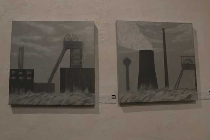 Einige Werke wie die Gemälde mit Förderturm und Kraftwerk weisen lokale Bezüge auf.