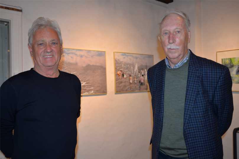 „Wasserfarben“ heißt die Ausstellung, zu der der Künstler Walter Borgerding (links) und der Förderverein Mettinger Schultenhof (hier mit Bernhard Kötter) einladen.